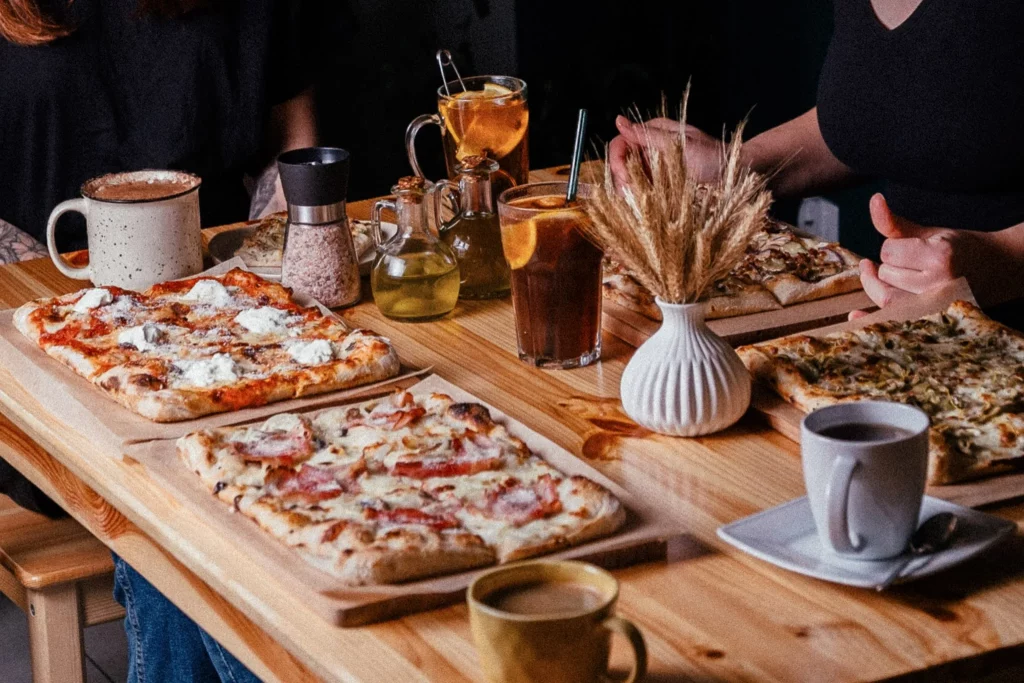 Nowe smaki pizzy Pod Kłosem leżące na stole