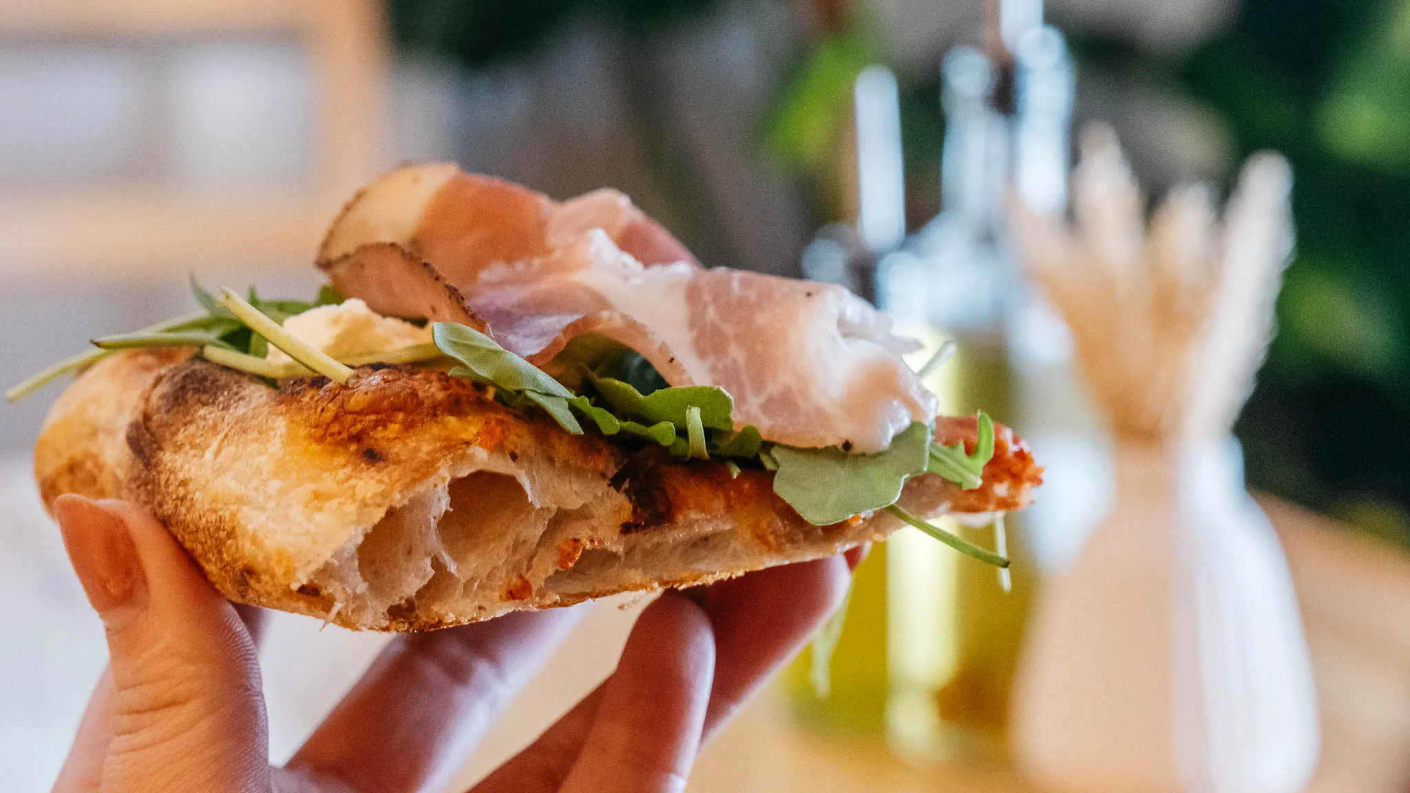 Uniesiony kawałek pizzy