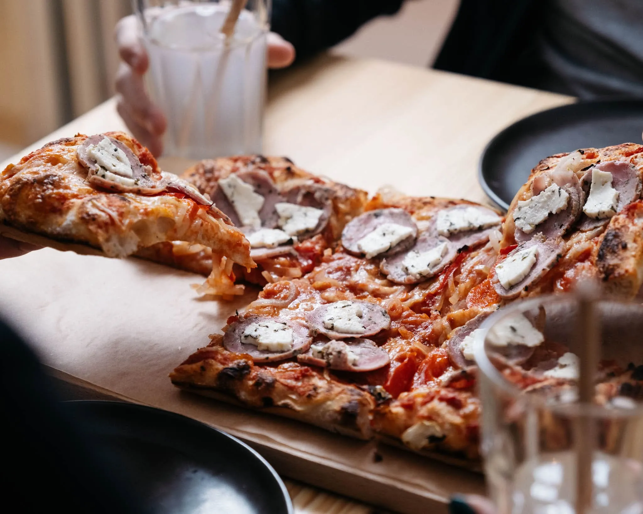 Prezentacja pizzy leżącej na stole